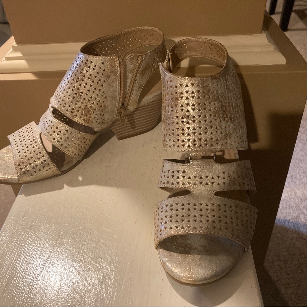 Naturalizer: SOUL: Women's Metallic Peep-Toe Block Heel Sandals - Gold—7M